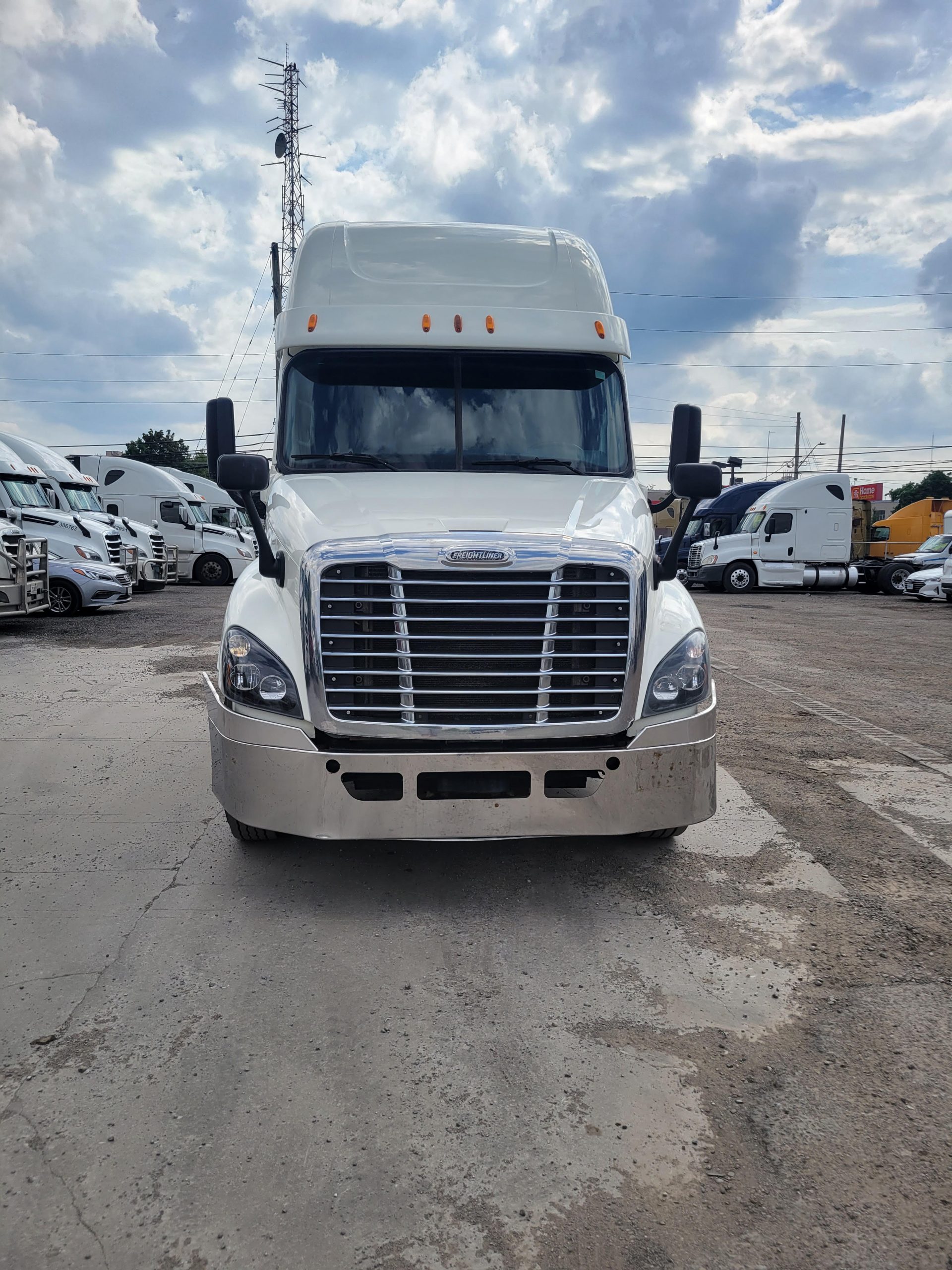 2015 Freightliner Cascadia, DD15 Motor, Automatic Transmission. Gleam